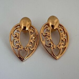 Vintage 1980’s Elegant Gold Tone Swirls Almond Filigree Heart Clip On Earrings